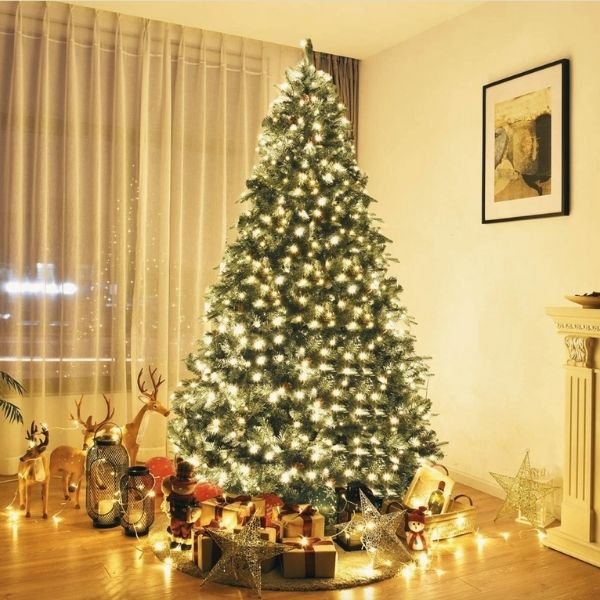 sapin lumineux dans une maison